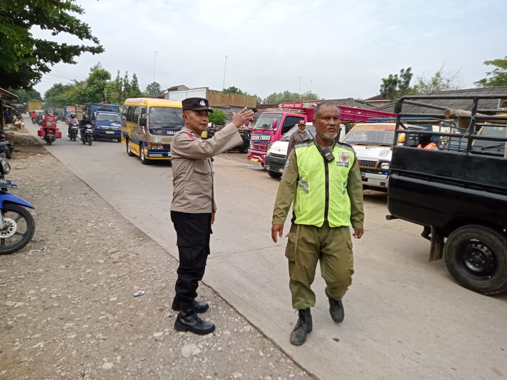 Personil Polsek Pamotan Melakukan Pengaturan Dan Pengamanan Pasar Hewan