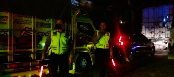 Personil Satlantas Polresta Banyuwangi Atur Kendaraan Yang Menumpuk Di Jalan