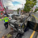 Pikap Muatan Snack Terguling Terbalik Di Jalan Brawijaya Banyuwangi, Sopir