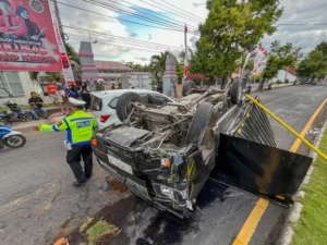 Pikap Muatan Snack Terguling Terbalik di Jalan Brawijaya Banyuwangi, Sopir Kaget Disalip dari Kiri: Oleng Hajar LPJU