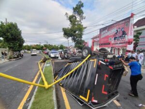 Pikap Muatan Snack Terguling di Jalan Brawijaya Banyuwangi, Sopir Kaget Disalip dari Kiri: Oleng Hajar LPJU