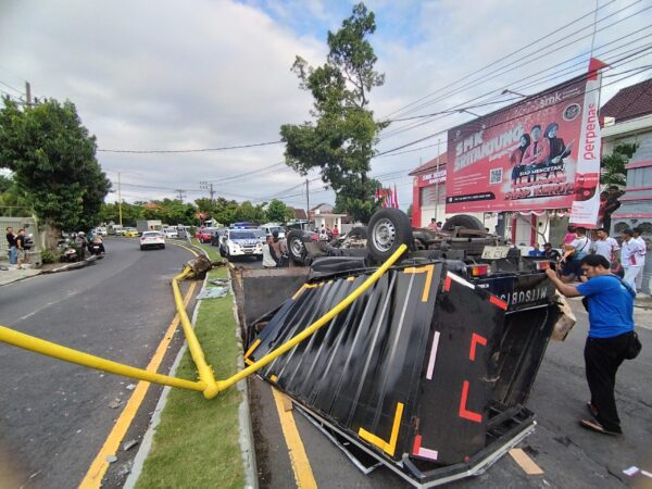 Pikap Muatan Snack Terguling Di Jalan Brawijaya Banyuwangi, Sopir Kaget