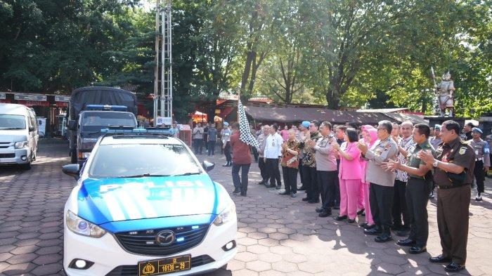 Polda Jawa Tengah Kirim 545 Paket Sembako Ke Pedagang Korban