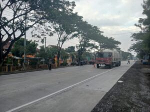 Polisi Lakukan Pengamanan Jalan Saat Siswa SMP N 1 Kaliori Masuk Sekolah di pagi hari