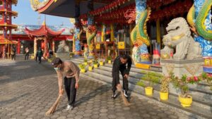 Polisi di Banyuwangi Bersih-bersih Rumah Ibadah Sambut Hari Bhayangkara Ke-78