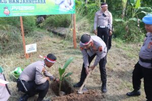 Gelar Aksi Tanam Pohon Peringati Hari Bhayangkara Ke-78, Polres Banjarnegara Dukung Ketahanan Pangan