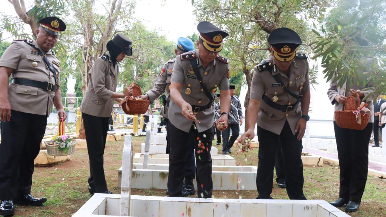 Polres Batang Gelar Ziarah Di Tmp Kadilangu Untuk Peringati Hari