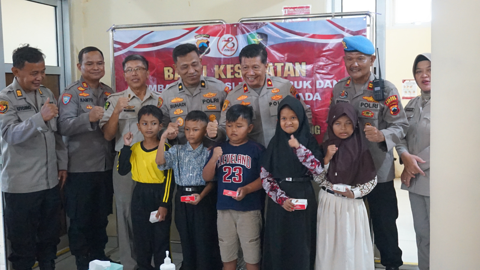 Polres Batang Serahkan Kursi Roda Dan Alat Bantu Dengar Untuk