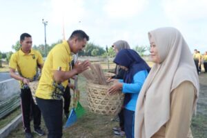 Polres Jembrana Bakti Sosial di Desa Pengambengan Sambut Hari Bhayangkara Ke-78