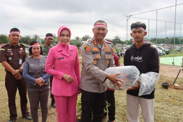 Polres Lamandau Menggelar Penanaman Pohon, Pemberian Bibit Ketahanan Pangan Dan