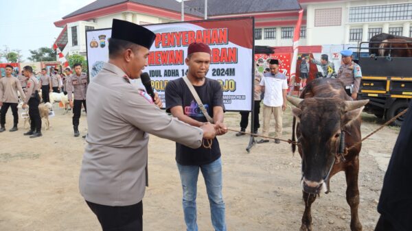 Polres Sukoharjo Salurkan Enam Sapi Dan 59 Kambing Untuk Qurban