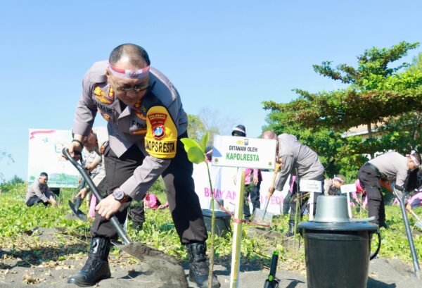 Polresta Banyuwangi Bakti Sosial Penanaman Pohon Menjelang Hari Bhayangkara Ke 78