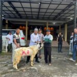 Polresta Banyuwangi Berikan Hewan Kurban Kambing Ke Warga Pakel