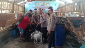 Polresta Banyuwangi Dukung Ketahanan Pangan Hewani dengan Memberi Bantuan Anak Kambing