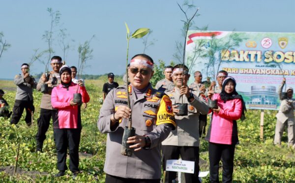 Polresta Banyuwangi Gelar Kegiatan Bakti Sosial Penanaman Pohon Dalam Rangka