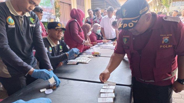 Polresta Banyuwangi Gelar Tes Urine Narkoba Untuk Ratusan Personil