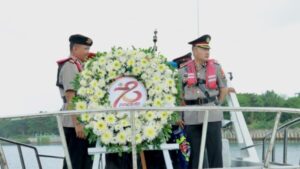 Polresta Banyuwangi Tabur Bunga di Selat Bali Sambut Hari Bhayangkara