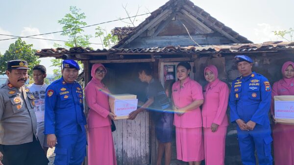 Polresta Banyuwangi Salurkan Bantuan Sosial Untuk Masyarakat Pesisir Dalam Rangka