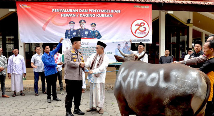 Polresta Banyuwangi Serahkan Puluhan Hewan Kurban Jelang Idul Adha 1445