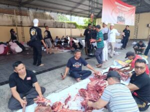 Polresta Banyuwangi Sholat Idul Adha di Masjid Roudlotul Janna dan Penyembelihan serta Penyaluran Daging Kurban