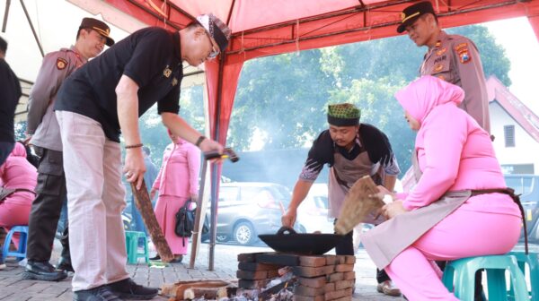 Polresta Banyuwangi Dan Radar Jawa Pos Gelar Sangrai Kopi Pelataran