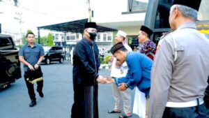 Polresta Banyuwangi gelar Sholat Idul Adha dilanjutkan Penyembelihan dan Penyaluran Daging Kurban