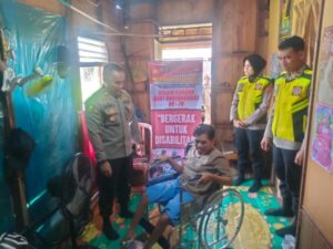 Polri Peduli Disabilitas, Karumkit Bhayangkara Beri Bantuan Kursi Roda Dan Bingkisan Sembako