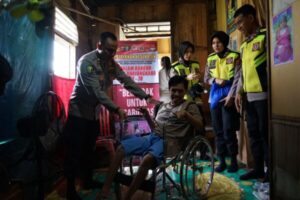 Polri Peduli Disabilitas, Karumkit Bhayangkara Berikan Bantuan Kursi Roda Dan Bingkisan Sembako