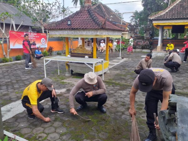 Polsek Genteng Polresta Banyuwangi Lakukan Bakti Religi Di Pura Sandya