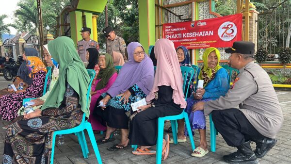 Polsek Kabat Polresta Banyuwangi Adakan Baksos Dan Bhakti Kesehatan Dalam Rangka