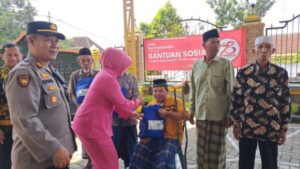 Polsek Kabat-Polresta Banyuwangi Berikan Bantuan Sosial dan Bhakti Kesehatan dalam Rangka Hari Bhayangkara ke-78