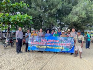 Progam “Polantas Sahabat Masyarakat”, Satlantas Polres Rembang Edukasi Keselamatan Berlalu Lintas di Pantai Karangjahe