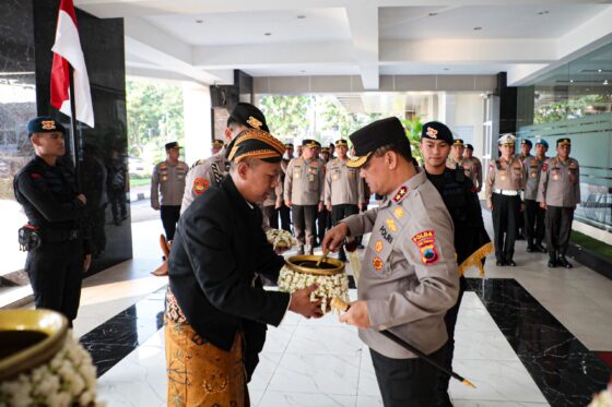 Rangkaian Hut Bhayangkara Ke 78, Kapolda Jateng Pimpin Tradisi Penyerahan