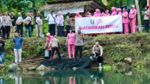 Melihat Kekompakan Kapolresta Banyuwangi Beserta Istri Saat Tabur Ribuan Benih Ikan