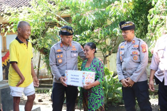 Salurkan Bantuan Sembako, Kapolres Jembrana, Gelar “minggu Kasih” Di Desa