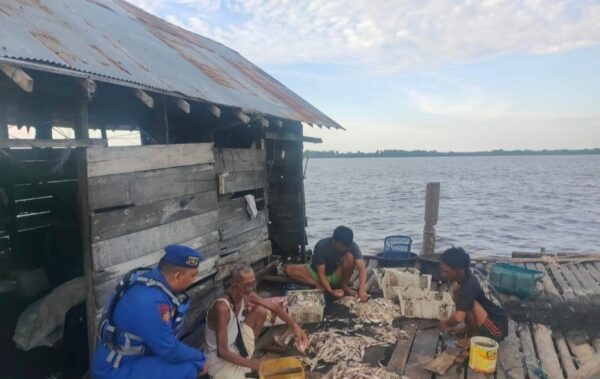 Sambang Nelayan, Personel Ditpolairud Polda Kalteng Berikan Pesan Kamtibmas