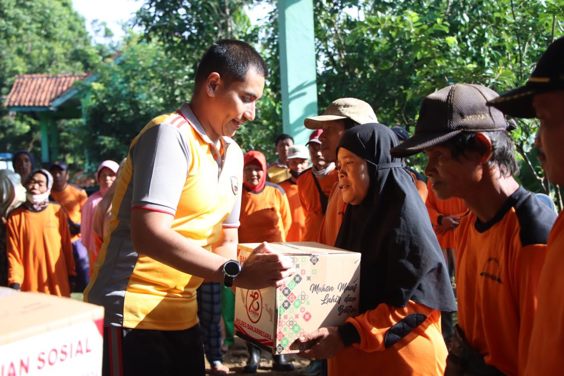 Sambut Hut Bhayangkara Ke 78, Polres Banjarnegara Bagikan Puluhan Paket Sembako