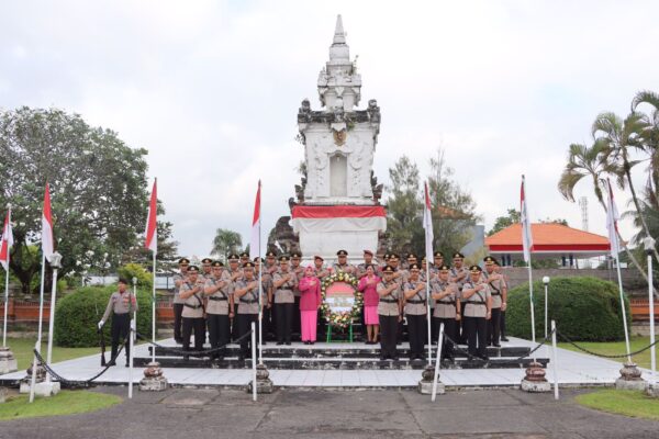 Sambut Hut Ke 78 Bhayangkara, Kapolres Jembrana Pimpin Ziarah Dan Tabur