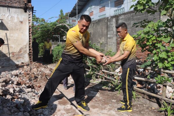 Sambut Hari Bhayangkara Ke 78, Kapolres Jembrana Pantau Bedah Rumah