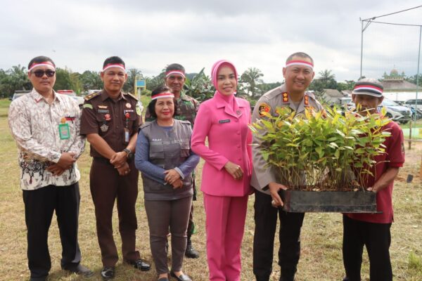 Sambut Hari Bhayangkara Ke 78, Polres Lamandau Gelar Penanaman Pohon, Pemberian