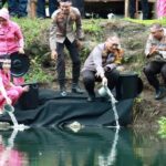 Sambut Hari Bhayangkara, Ribuan Benih Ikan Ditabur Di Kolam Jagong