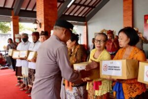 Sambut Hari Bhayangkara ke -78, Polresta Banyuwangi salurkan Sembako ke Masyarakat Kampung Bali Pura Giri Nata