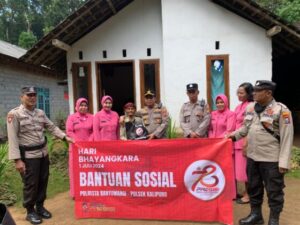 Polsek Kalipuro Banyuwangi Bagi Bantuan Sosial pada Warga di Hari Bhayangkara ke-78