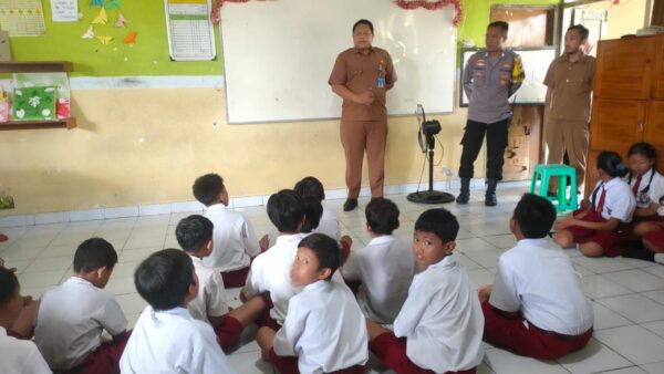 Sasar Siswa Sd, Polres Jembrana Beri Penyuluhan Tertib Berlalu Lintas