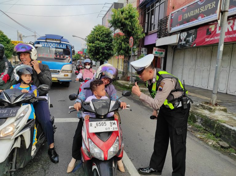 Sat lantas polres banjarnegara sosialiasi tertib berlalulintas pada pengguna jalan