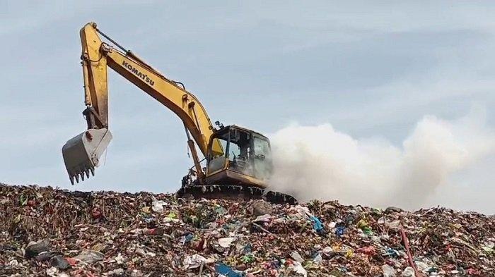 Sebuah Ekskavator Milik Dlh Kota Semarang Terbakar Saat Menata Sampah