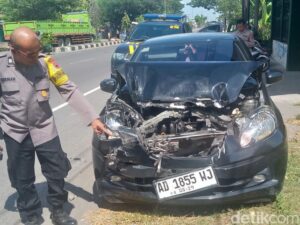 Sebuah Mobil Adu Banteng Dengan Motor Roda Tiga di Jalan Jogja-Solo Klaten