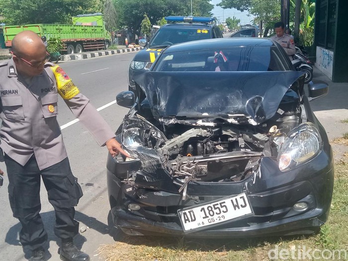 Sebuah Mobil Seruduk Motor Roda Tiga Di Jalan Jogja Solo Klaten