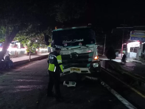 Sebuah Truk Tabrak Median Jalan Brawijaya Banyuwangi Hingga Hancur: 1