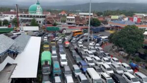 Cuaca Buruk, Bongkar Muat Kendaraan di Pelabuhan Banyuwangi Terhambat